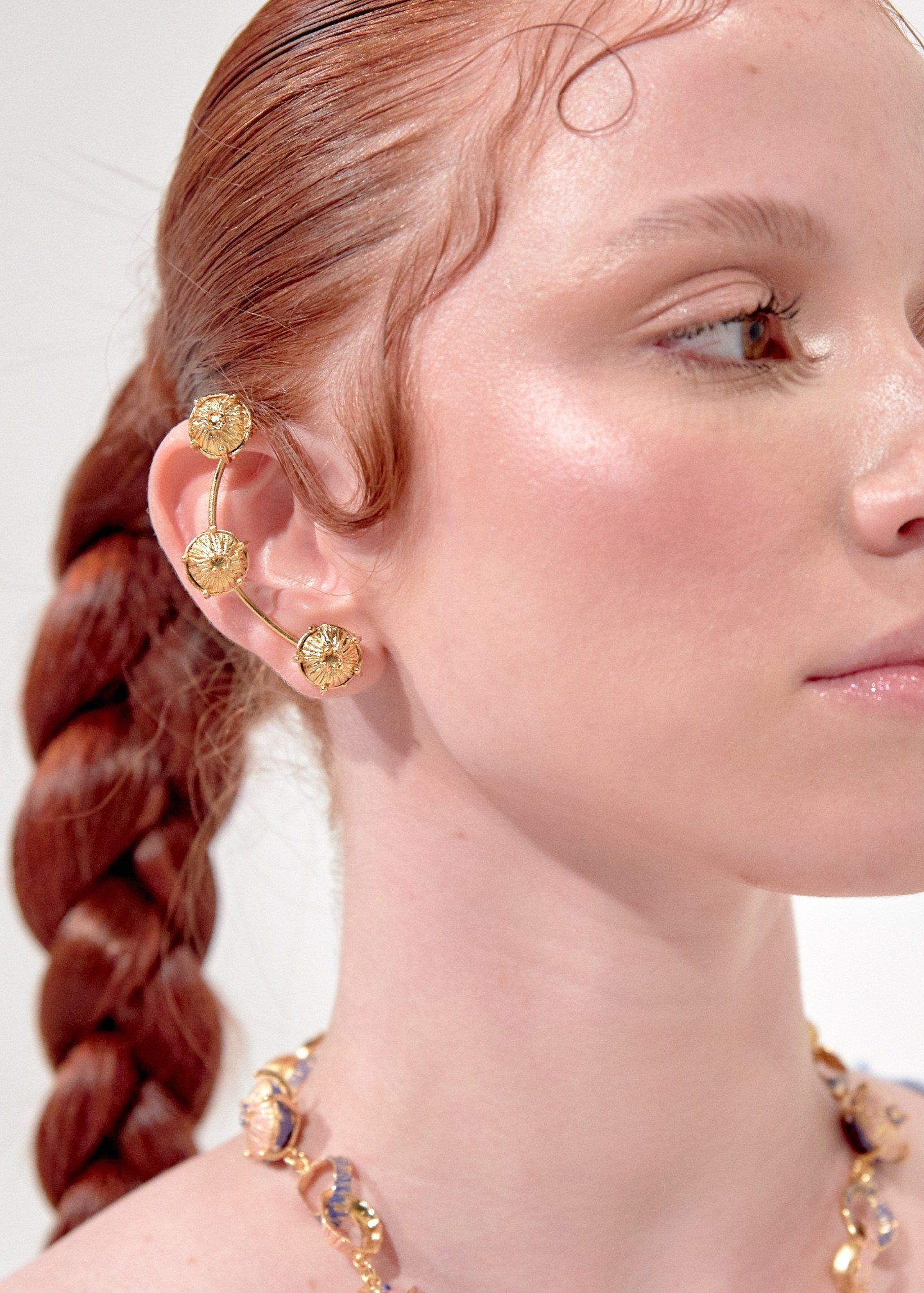 Earcuff viaje con sombrerito verde (Der.)